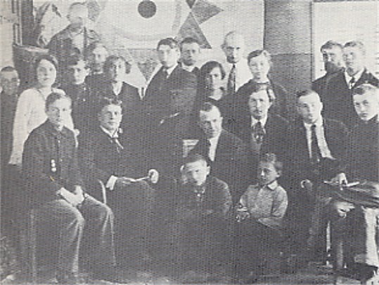 Oleksa Hryshchenko (sitting, second from left) among Moscow art students (1918).